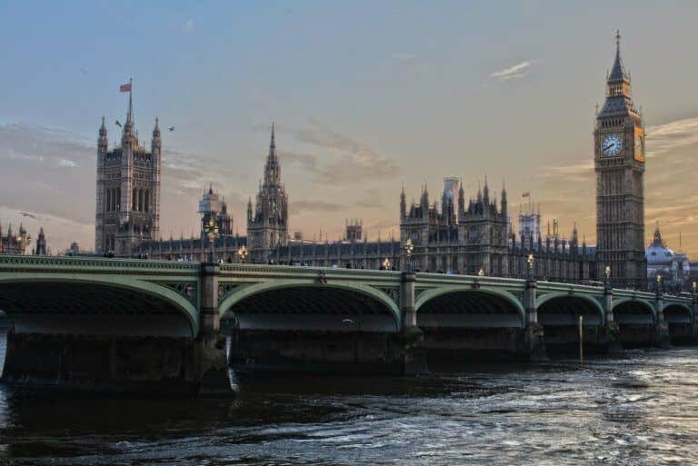 Bank of England Deputy Governor: Investing in Cryptocurrencies Is Actually Like Gambling