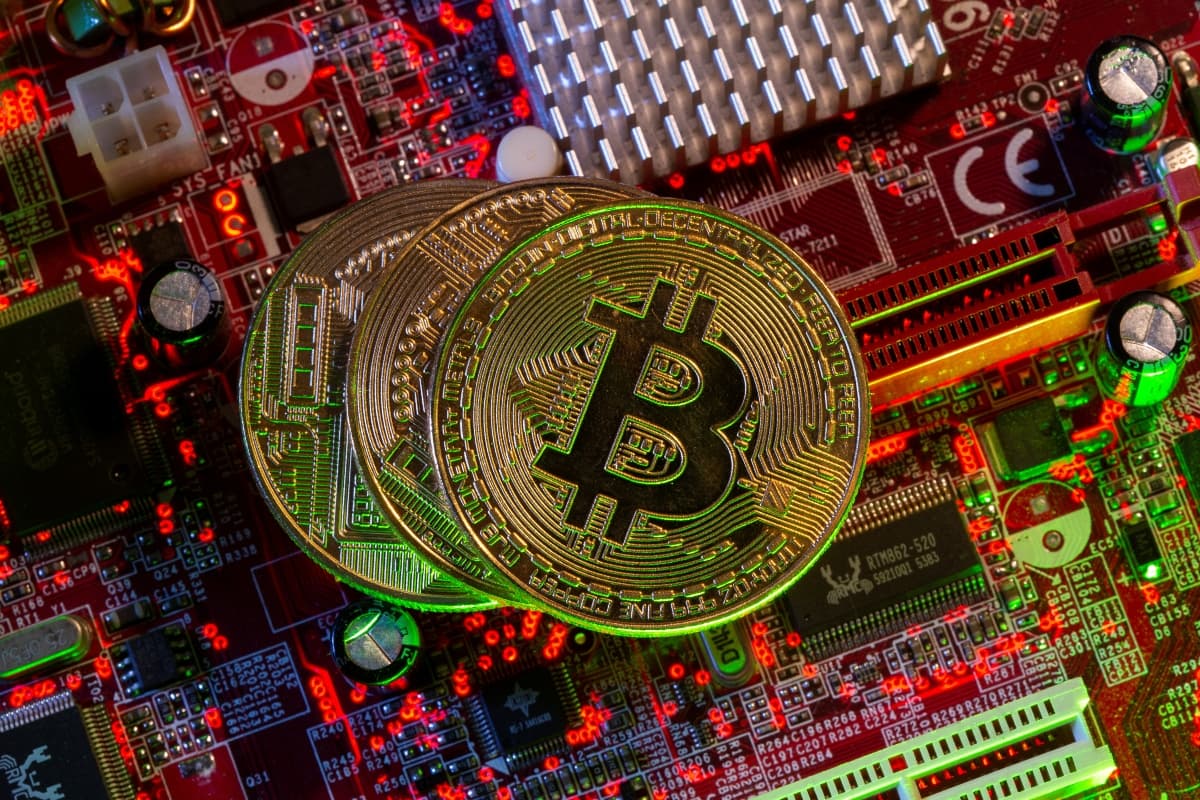 Constantly pressing miners, Bitcoin Whale as a final line of defense: what hope for BTC?
