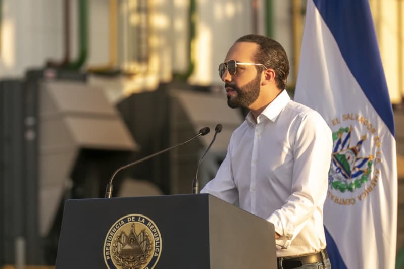 The president of El Salvador proposes to obtain back government bonds