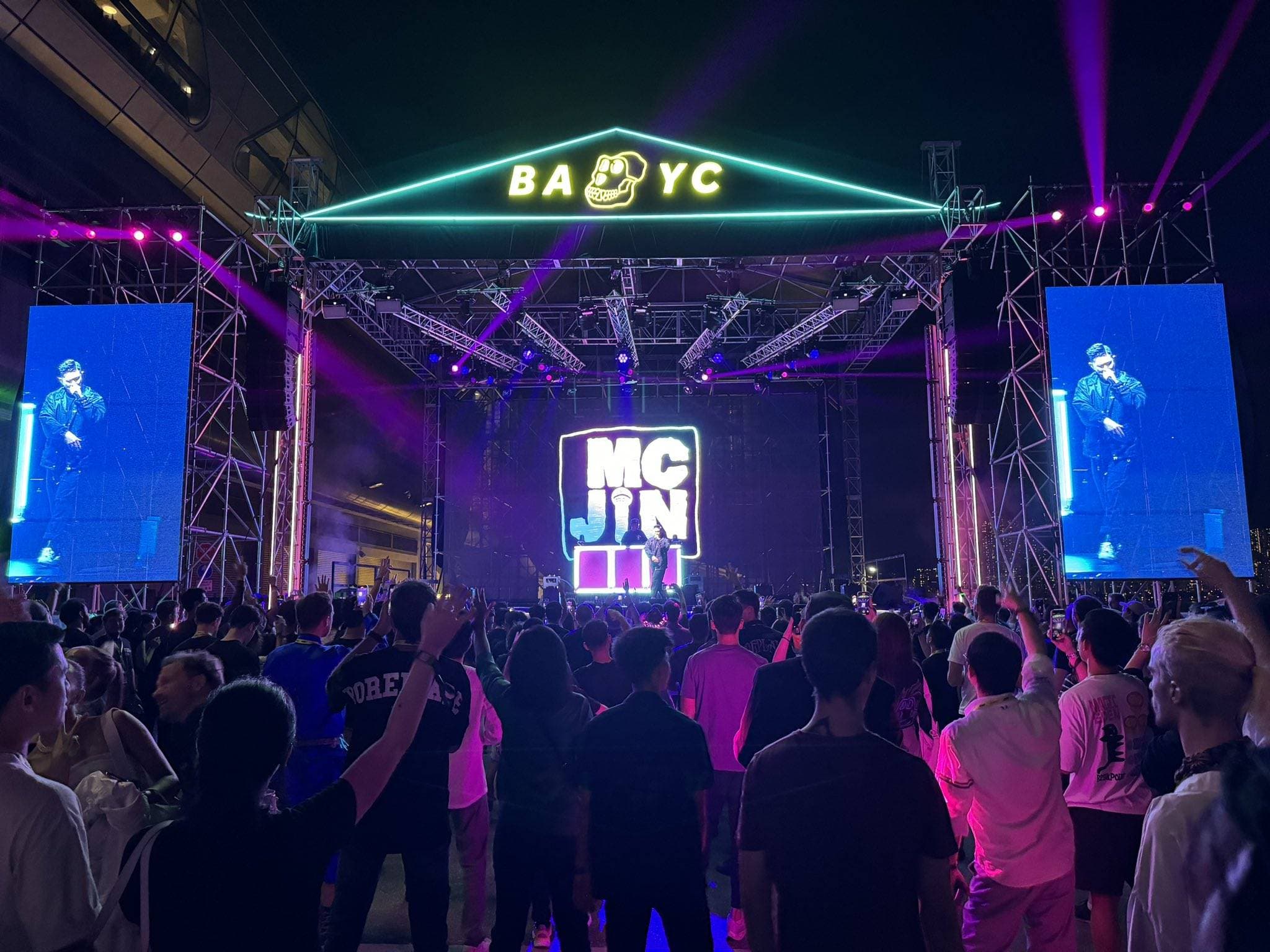 Many BAYC NFT investors experienced eye problems after “playing” the Yuga Labs event