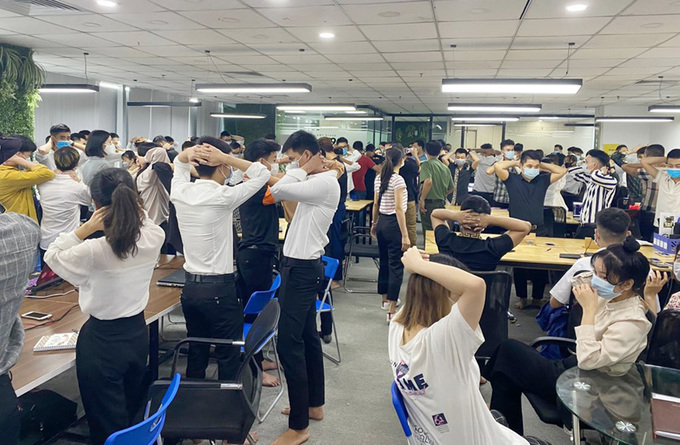 Police searched the headquarters of the Hitoption foreign exchange exchange in Quan Hoa ward, Cau Giay district.  Photo: Provided by the police