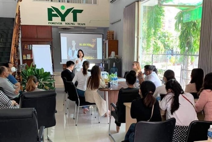 A virtual money investment consultation session at FYT office at GH8 Truc Khue house, Phan Thiet city.  Photo: People provide.