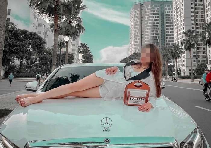 Trang is one of the girls taking pictures by the car, which is going viral on the internet.  Photo: FBNV.