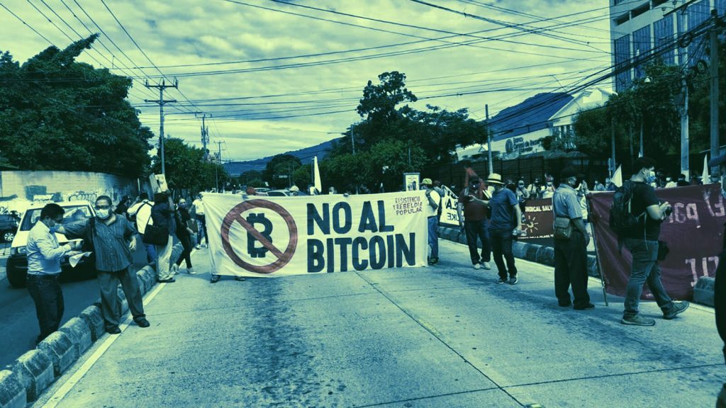 El Salvadorans protest the Bitcoin law