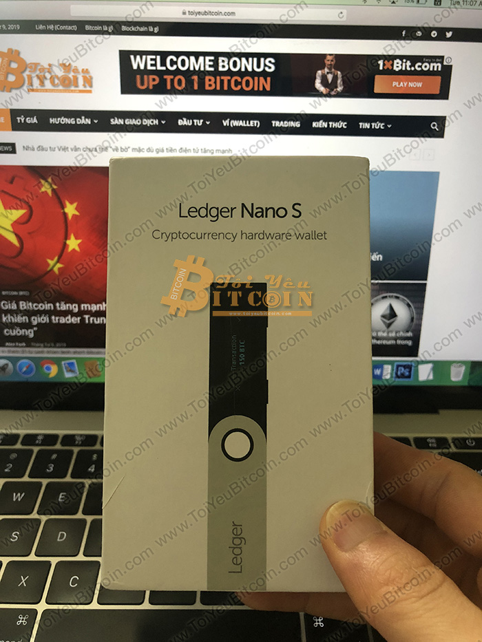 Break the Ledger Nano S wallet box. Photo 1