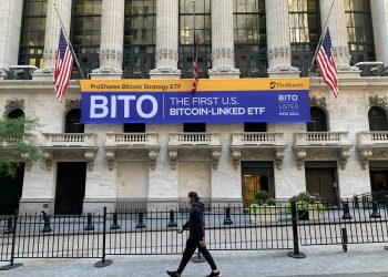 First Bitcoin ETF to reach $ 1 billion in trading volume, BTC surpasses $ 64,400