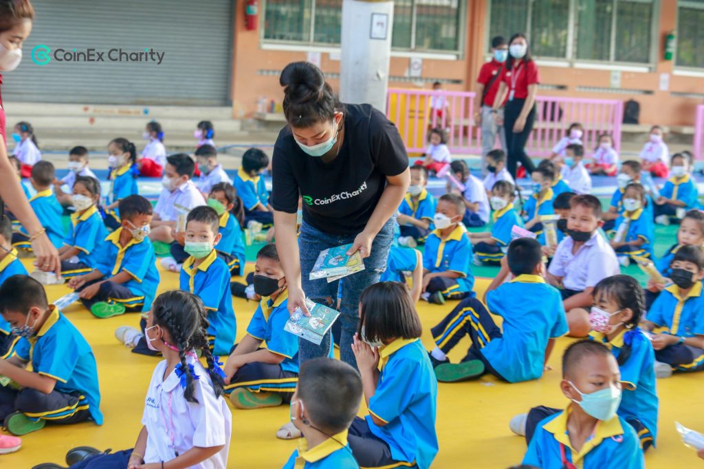 CoinEx Charity presents 10,000 books on International Children's Day