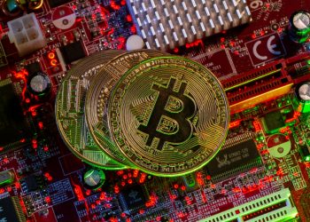 Constantly pressing miners, Bitcoin Whale as a last line of defense: what hope for BTC?