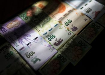 Cryptocurrency investors struggle as Argentina tightens USD trading