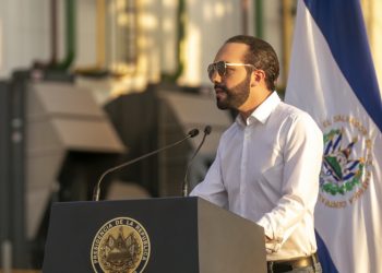 The president of El Salvador proposes to buy back government bonds