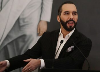 El Salvador offers to buy its debt in advance