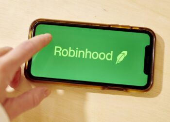 FTX wants the court to freeze $450 million of HOOD stock in an attempt to acquire ownership