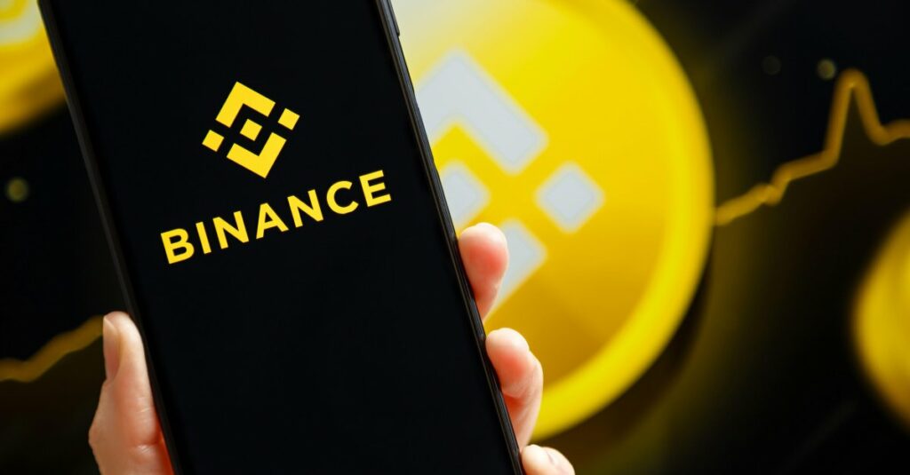 Binance suspends spot trading: Bitcoin returns to $27,300