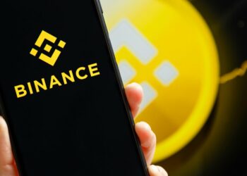 Binance suspends spot trading: Bitcoin returns to $27,300