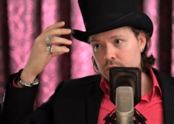 Reveals the identity of the wallet that contains the most DAI